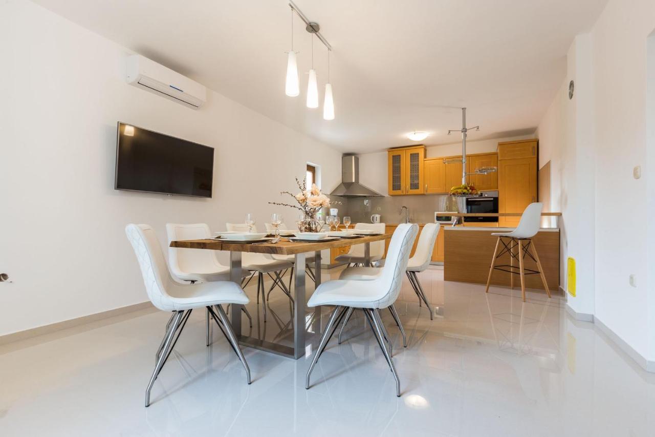 Villa Tina With Swimming Pool, Tennis Court, Games Room, Sauna, Gym, Bbq Policnik Exterior foto