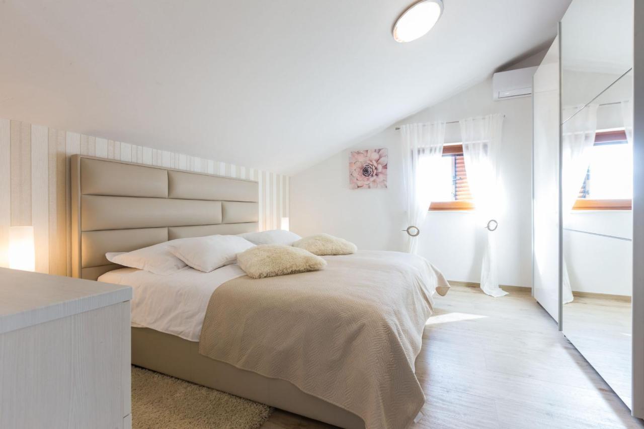 Villa Tina With Swimming Pool, Tennis Court, Games Room, Sauna, Gym, Bbq Policnik Exterior foto
